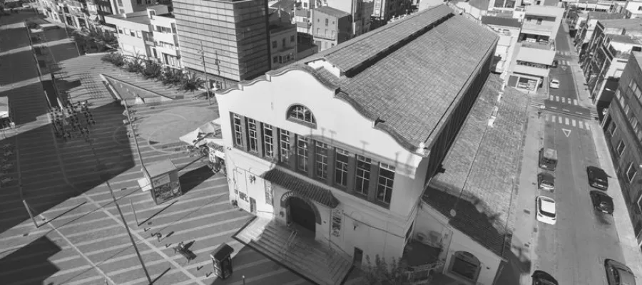 Imatge del edifici del mercat en blanc i negre